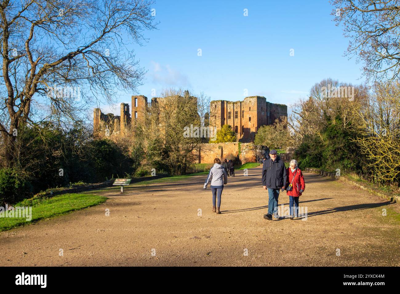 Die Überreste von Kenilworth Castle Warwickshire, erbaut nach der normannischen Eroberung im Jahr 1066 bis zur Tudor-Zeit, das ehemalige Zuhause von Robert Dudley. Stockfoto