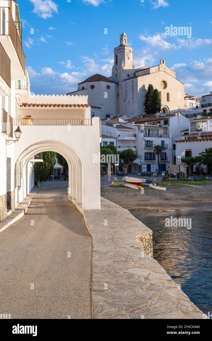 Die Fassaden der Häuser an der Hafenpromenade in der Altstadt von Cadaqués leuchten in der Morgensonne, Katalonien, Spanien Stockfoto