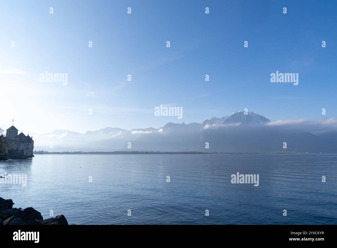 Blick auf den Mont Blanc an einem sonnigen Wintertag vom Genfer See aus Stockfoto