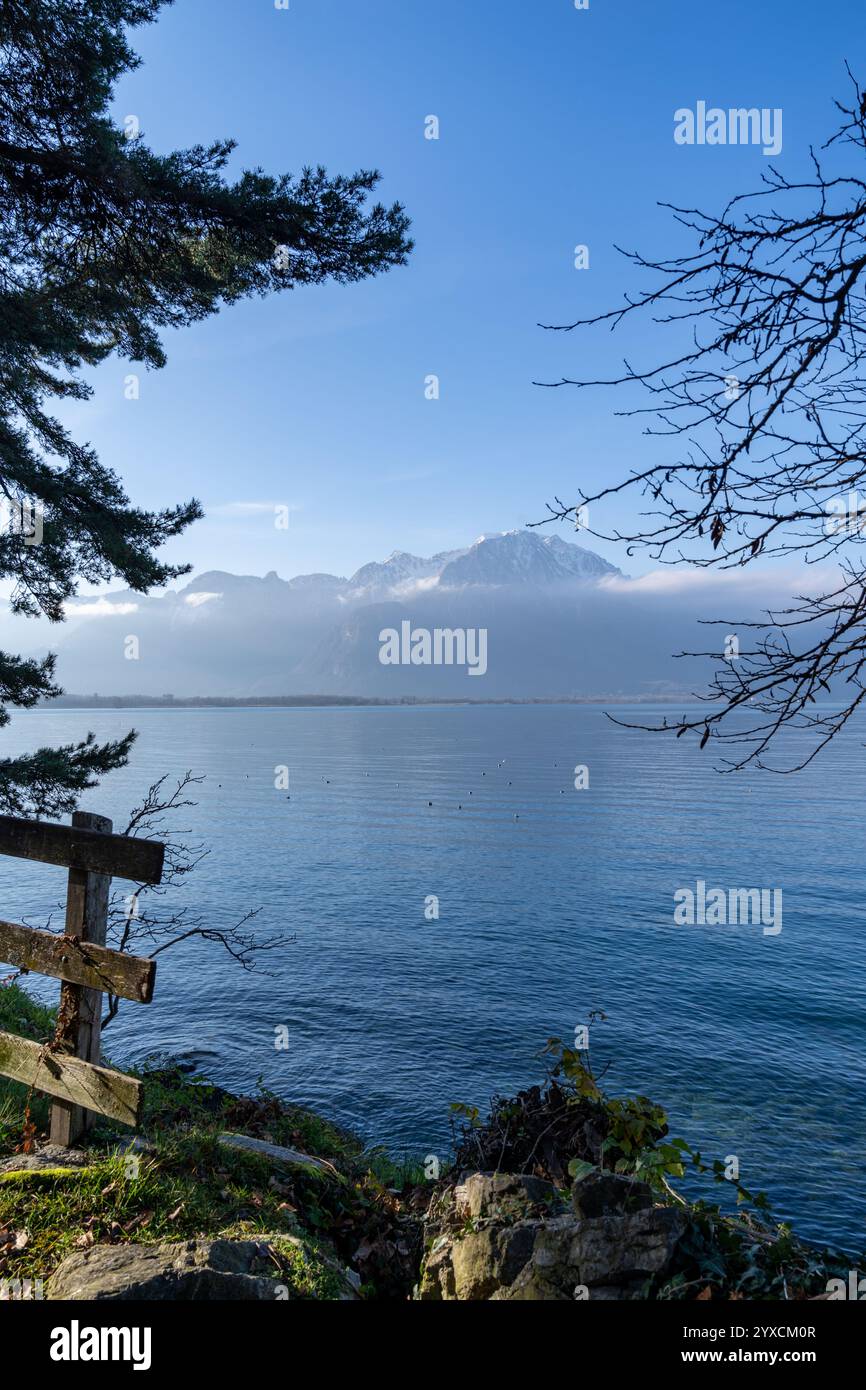 Blick auf den Mont Blanc an einem sonnigen Wintertag vom Genfer See aus Stockfoto