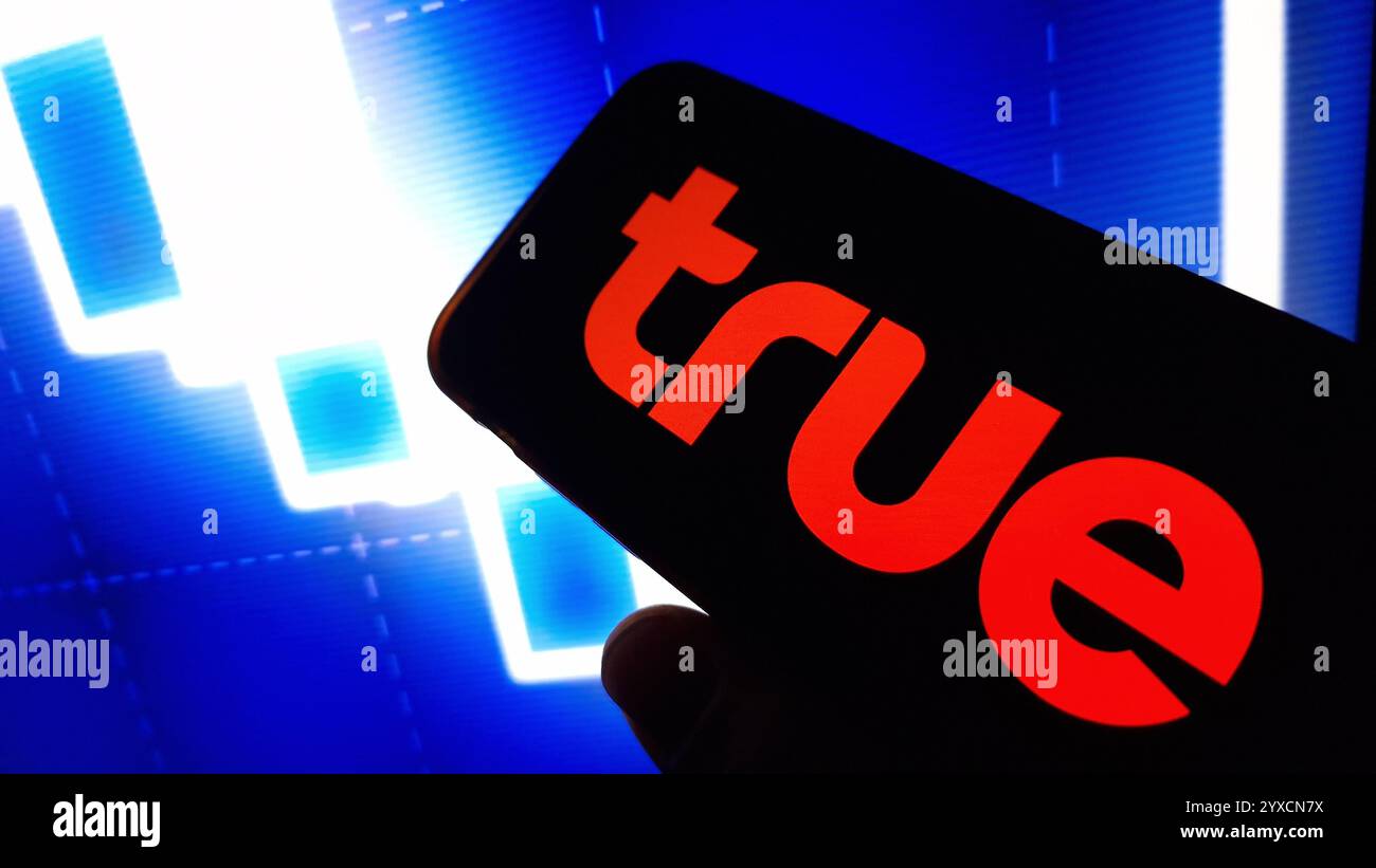 Konskie, Polen – 14. Dezember 2024: Logo der True Corporation auf dem Mobiltelefon Stockfoto