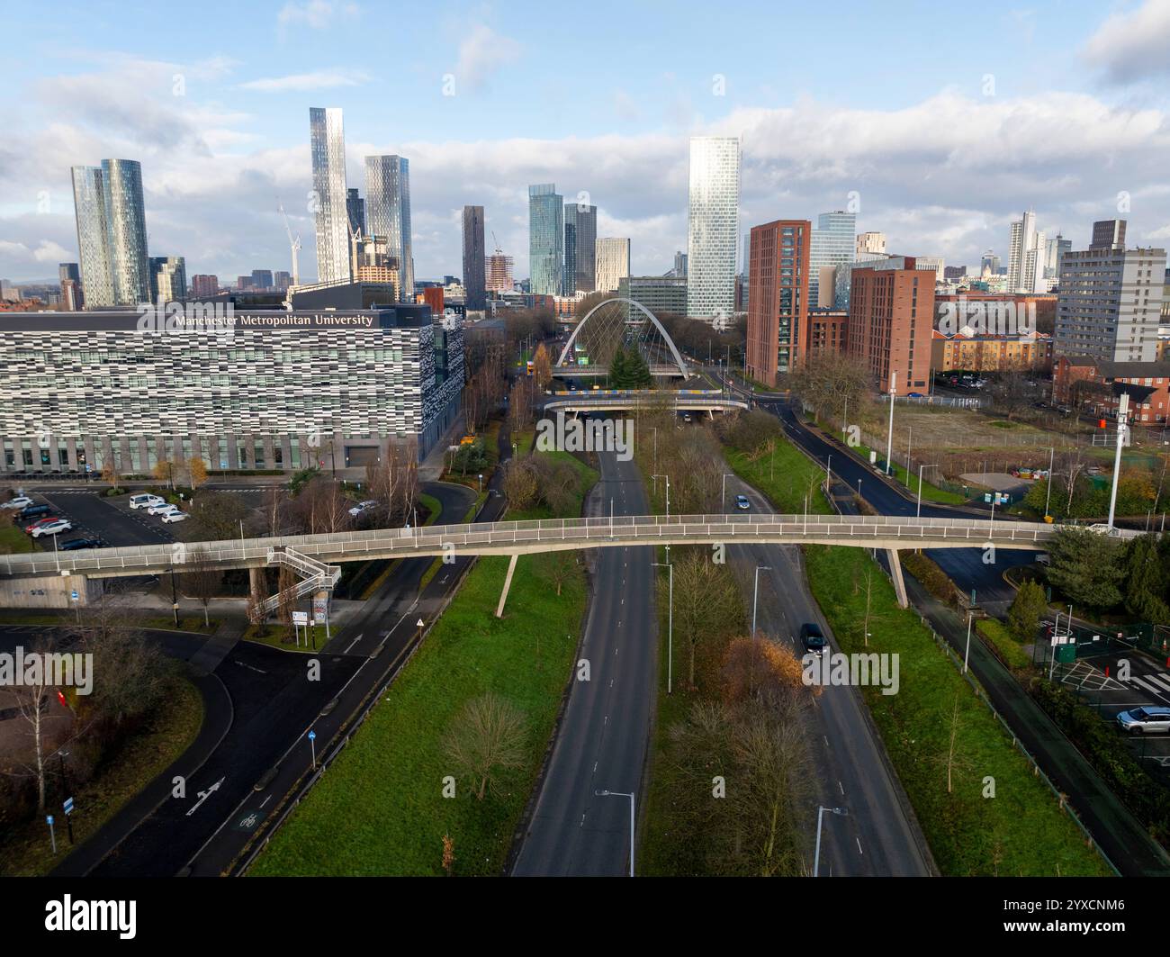 Panoramaaufnahme der Skyline von Manchester über der Princess Rd in Hulme. Stockfoto