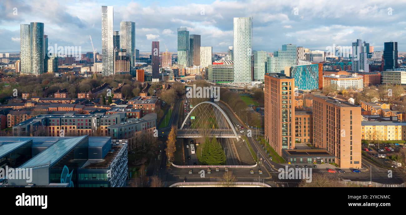 Panoramaaufnahme der Skyline von Manchester über der Princess Rd in Hulme. Stockfoto
