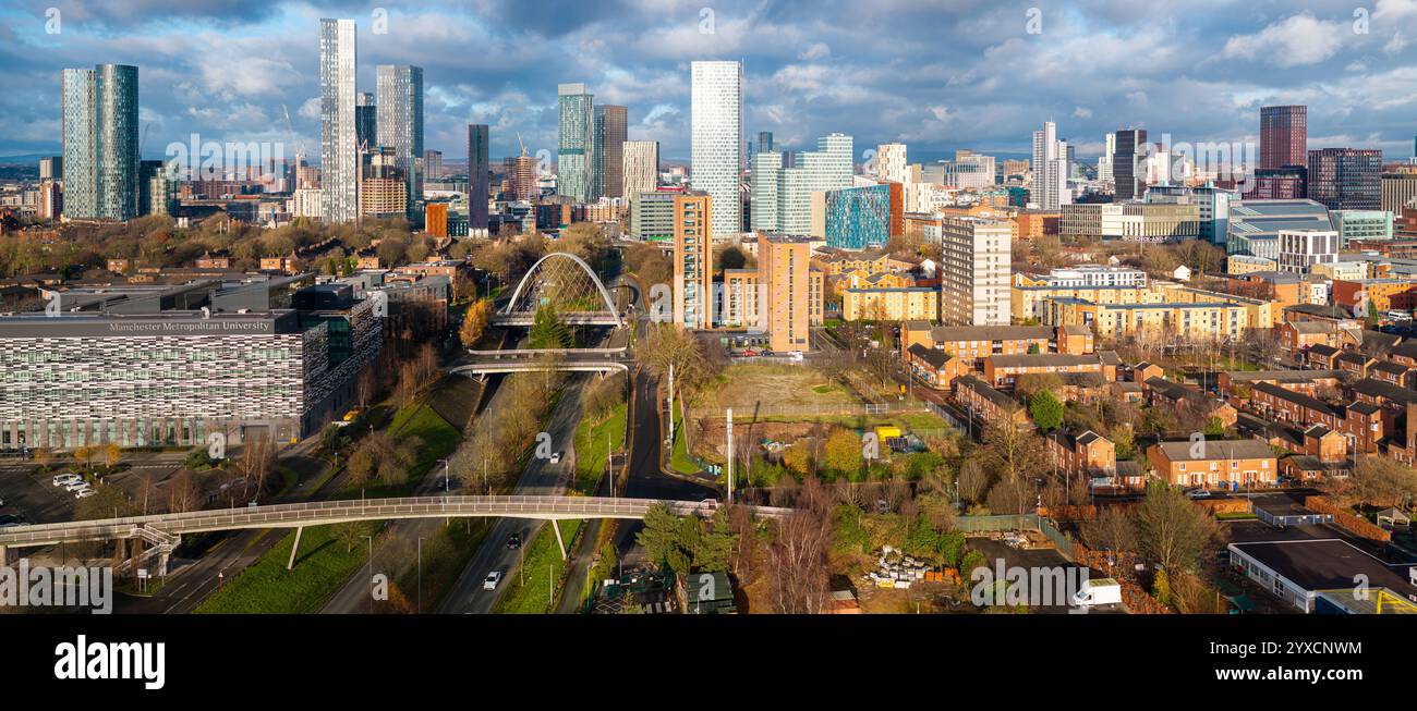 Panoramaaufnahme der Skyline von Manchester über der Princess Rd in Hulme. Stockfoto