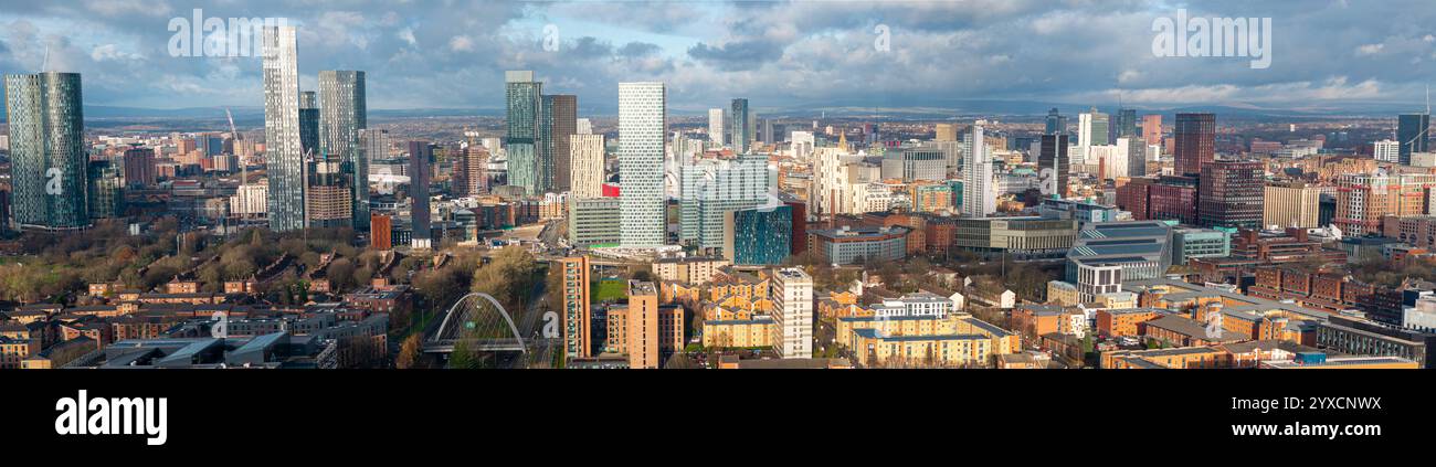 Panoramaaufnahme der Skyline von Manchester über der Princess Rd in Hulme. Stockfoto