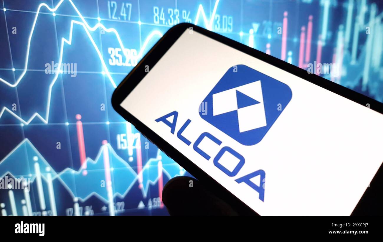 Konskie, Polen - 14. Dezember 2024: Logo des Unternehmens Alcoa auf dem Mobiltelefon Stockfoto