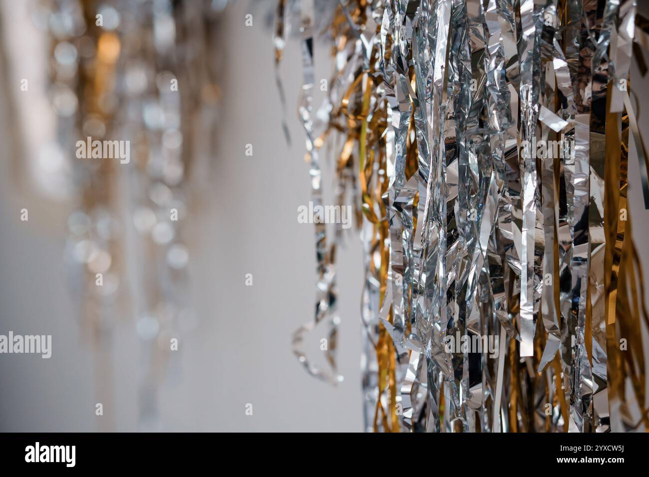 Glänzende Metallic-Streamer in elegantem Gold und Silber. Stockfoto