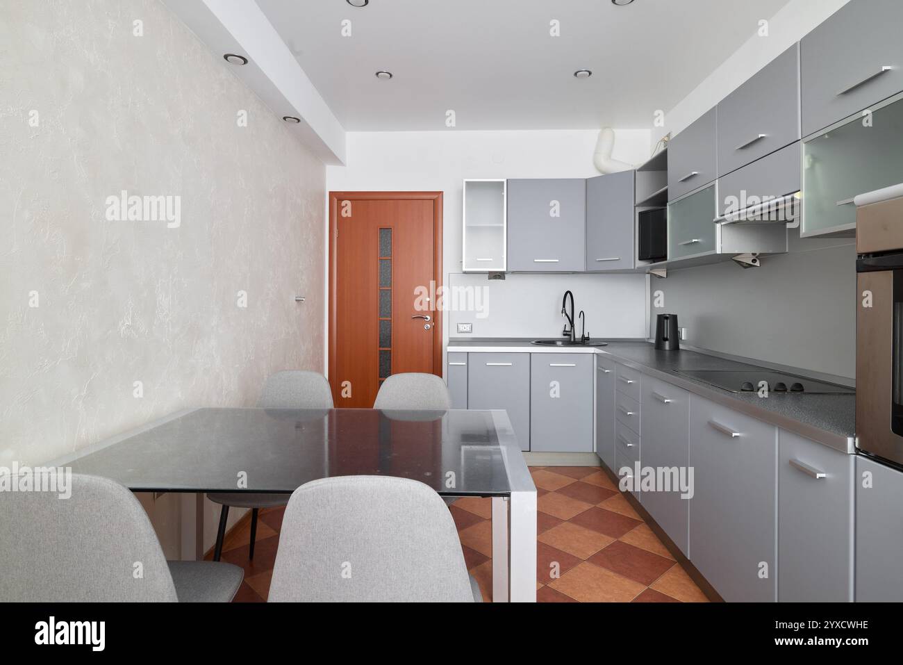 Diese moderne Küche bietet einen atemberaubenden Essbereich voller Eleganz und Raffinesse Stockfoto