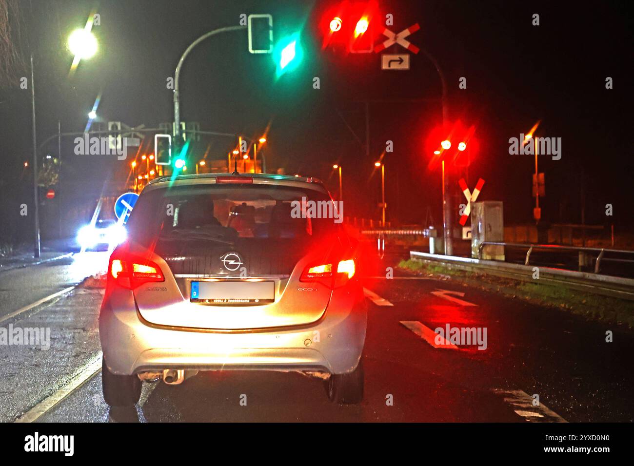 Ampelanlage mit Rotlicht eine rote Ampel leuchtet während starker Regenfälle durch eine Glasscheibe *** Ampel mit rotem Licht Eine rote Ampel leuchtet bei starkem Regen durch eine Glasscheibe Stockfoto