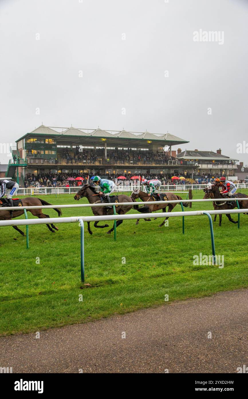 Nationales Jagdpferderennen auf der Rennbahn Warwick England UK mit Action vor der Haupttribüne beim Renntreffen im Dezember 2024 Stockfoto