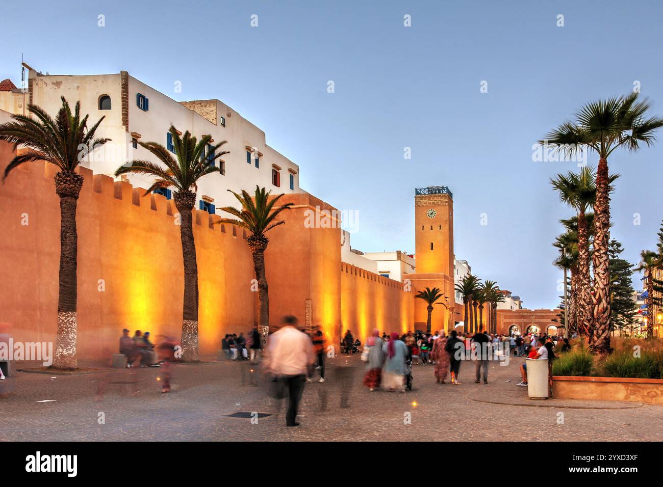Abendszene entlang der Avenue Oqba Ibn Nafiaa in Essaouira, Marokko, mit dem Horloge d'Essaouira (Uhrturm) im Hintergrund. Stockfoto