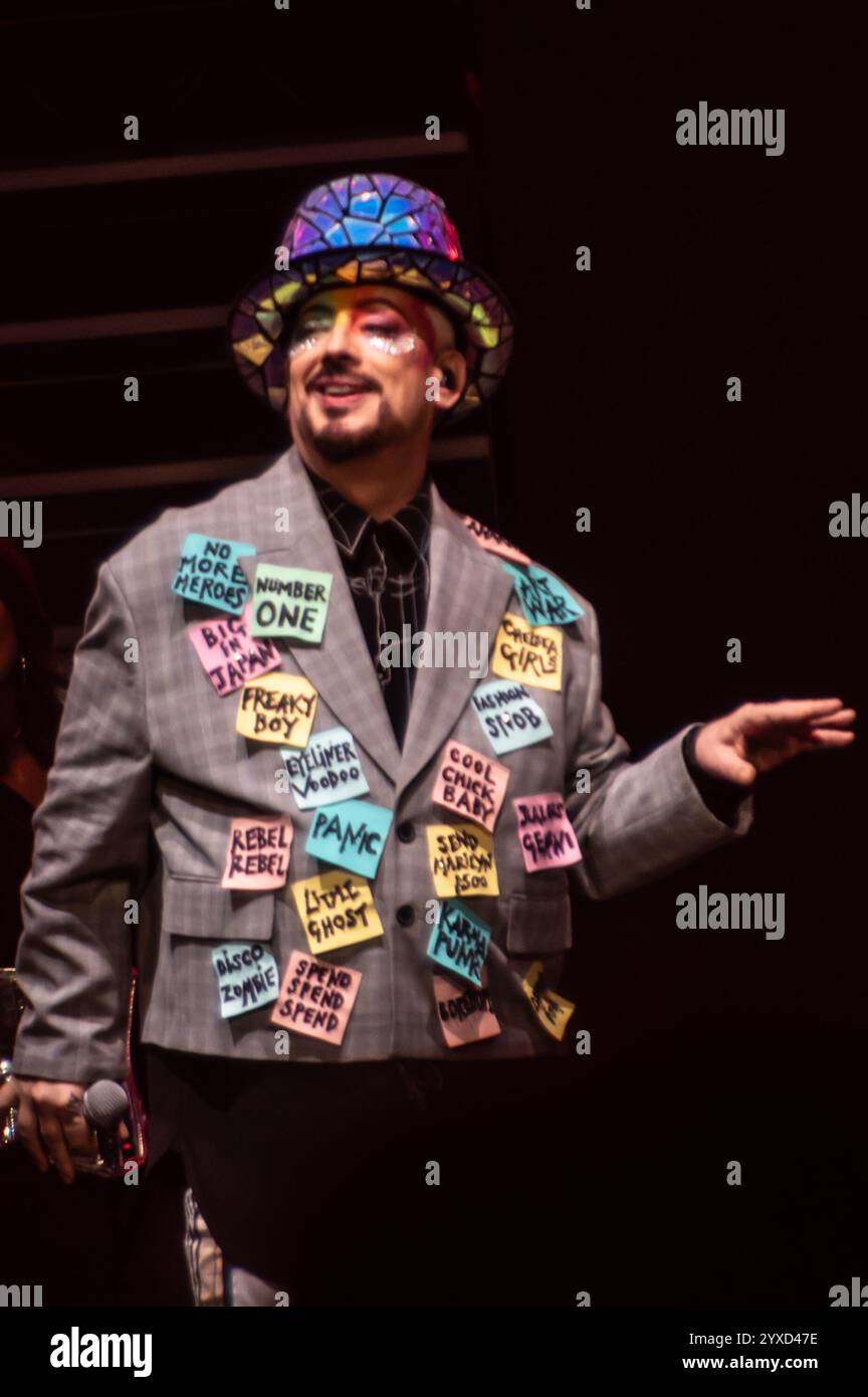 London, Vereinigtes Königreich. November 2024. Boy George macht einen sehr britischen Auftritt auf der Bühne in der O2 Arena. Cristina Massei/Alamy Live News. Stockfoto