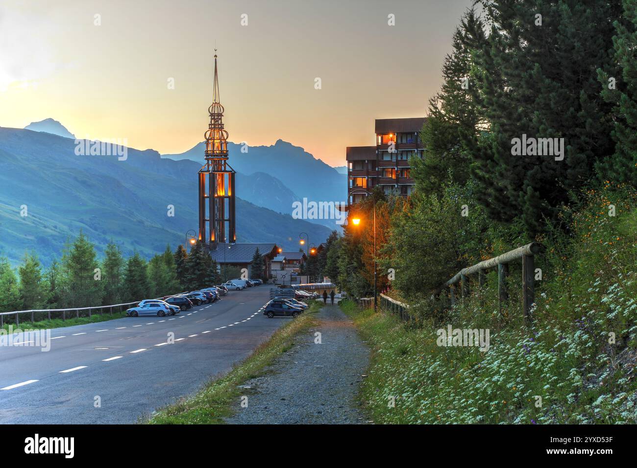 Sonnenuntergang über der Skistation Les Menuires im Tarentaise-Tal, Département Savoie, Frankreich im Sommer Stockfoto
