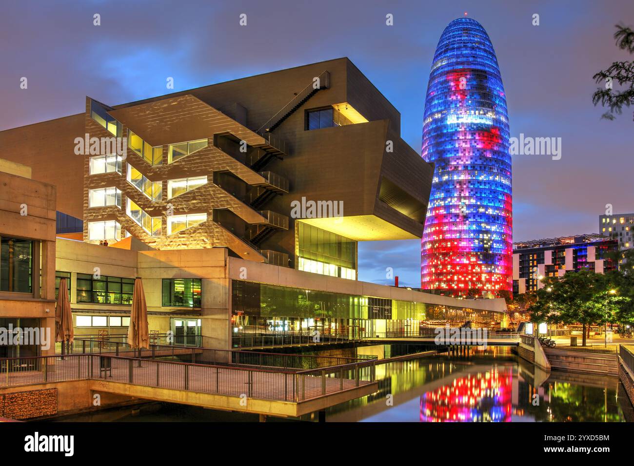 Nachtblick auf den Glories Tower (Torre Glòries, früher bekannt als Torre Agbar) und das Design Museum von Barcelona (Museu del Disseny de Barcelona), Spanien. Stockfoto