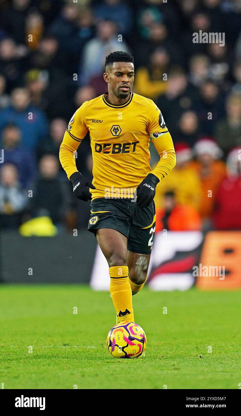 Wolverhampton, Großbritannien. Dezember 2024. Nélson Semedo (22), der neue Kapitän der Wolverhampton Wanderers FC gegen Ipswich Town FC English Premier League im Molineux Stadium, Wolverhampton, England, Vereinigtes Königreich am 14. Dezember 2024 Credit: Every Second Media/Alamy Live News Stockfoto