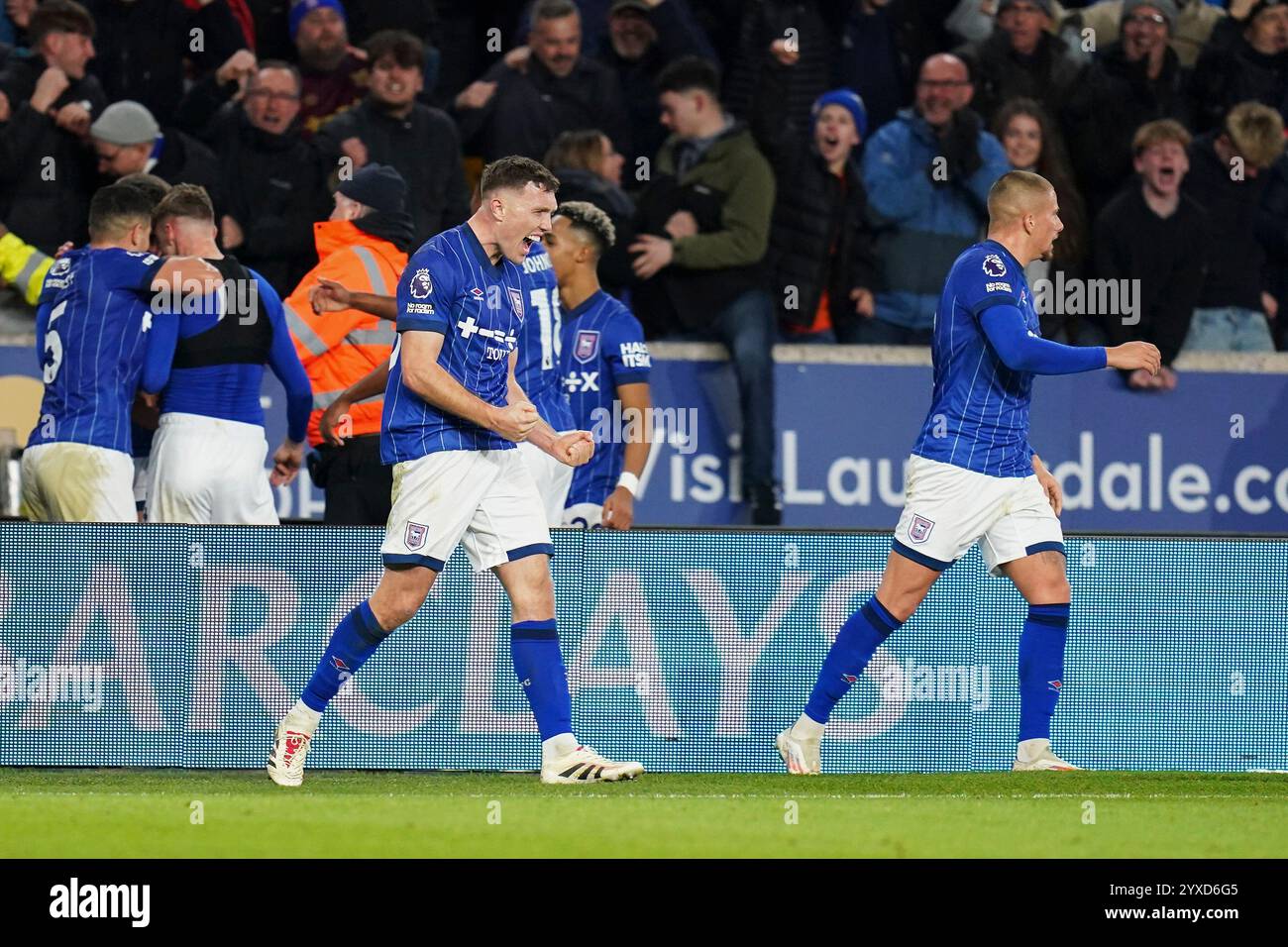 Wolverhampton, Großbritannien. Dezember 2024. Ipswich Town feiert am 14. Dezember 2024 den Sieger der Stoppzeit 1-2 während des Spiels Wolverhampton Wanderers FC gegen Ipswich Town FC English Premier League im Molineux Stadium, Wolverhampton, England, Vereinigtes Königreich Credit: Every Second Media/Alamy Live News Stockfoto