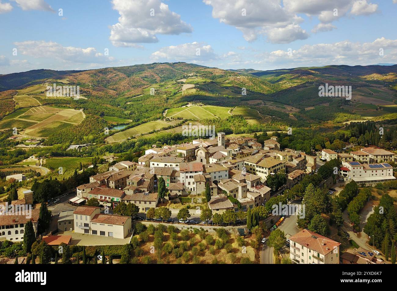 Drohnenflug der bezaubernden Stadt Radda in Chianti, Gemeinde der Weinregion Chianti in der Provinz Siena, Toskana, Italien Stockfoto