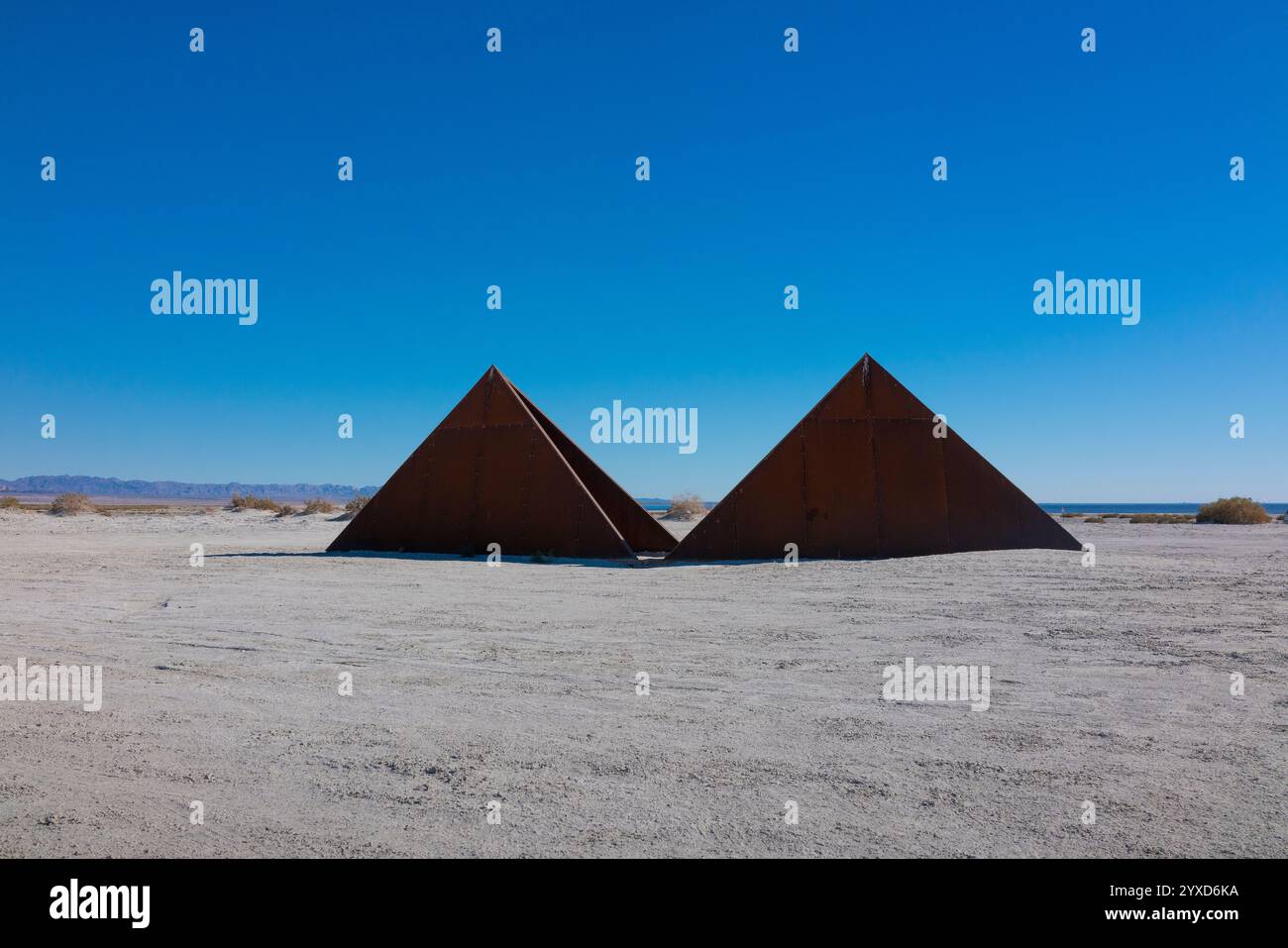 Zwei Metallpyramiden aus dem Kunstwerk Bombay Beach Biennale. Die Bombay Beach Biennale (BBB) ist eine jährliche Kunstveranstaltung in Bombay Beach, Kalifornien. Stockfoto