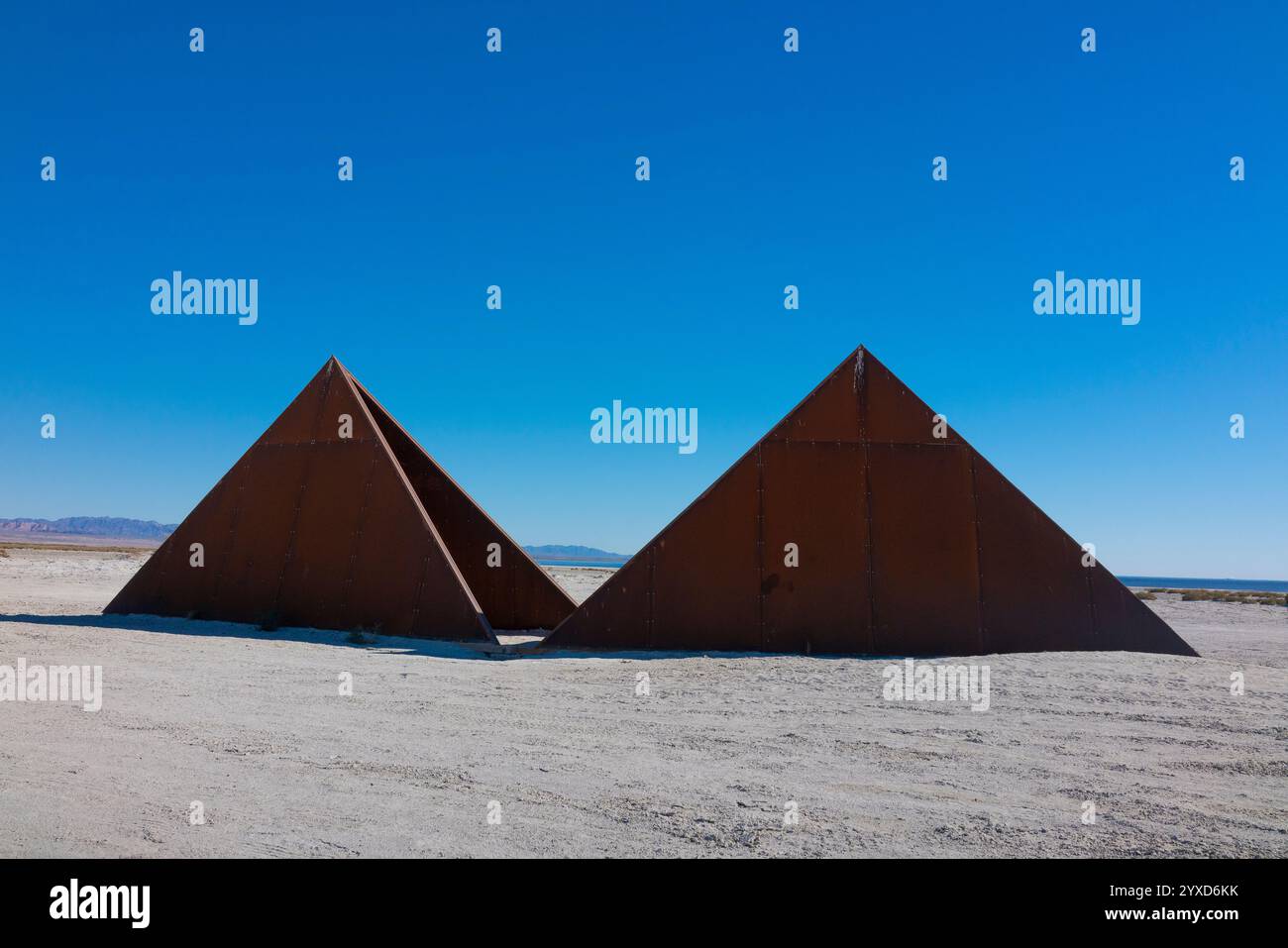 Zwei Metallpyramiden aus dem Kunstwerk Bombay Beach Biennale. Die Bombay Beach Biennale (BBB) ist eine jährliche Kunstveranstaltung in Bombay Beach, Kalifornien. Stockfoto