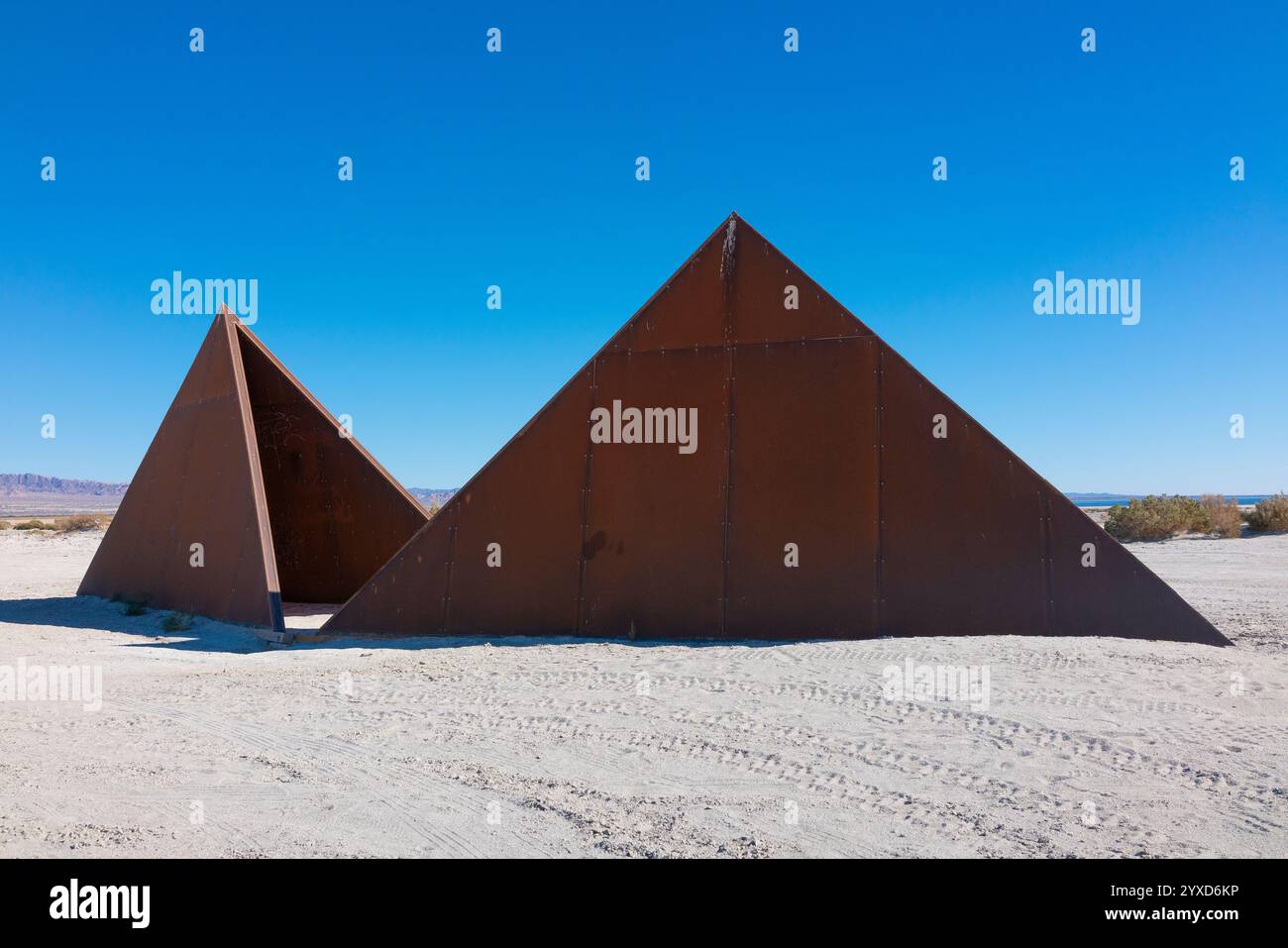 Zwei Metallpyramiden aus dem Kunstwerk Bombay Beach Biennale. Die Bombay Beach Biennale (BBB) ist eine jährliche Kunstveranstaltung in Bombay Beach, Kalifornien. Stockfoto