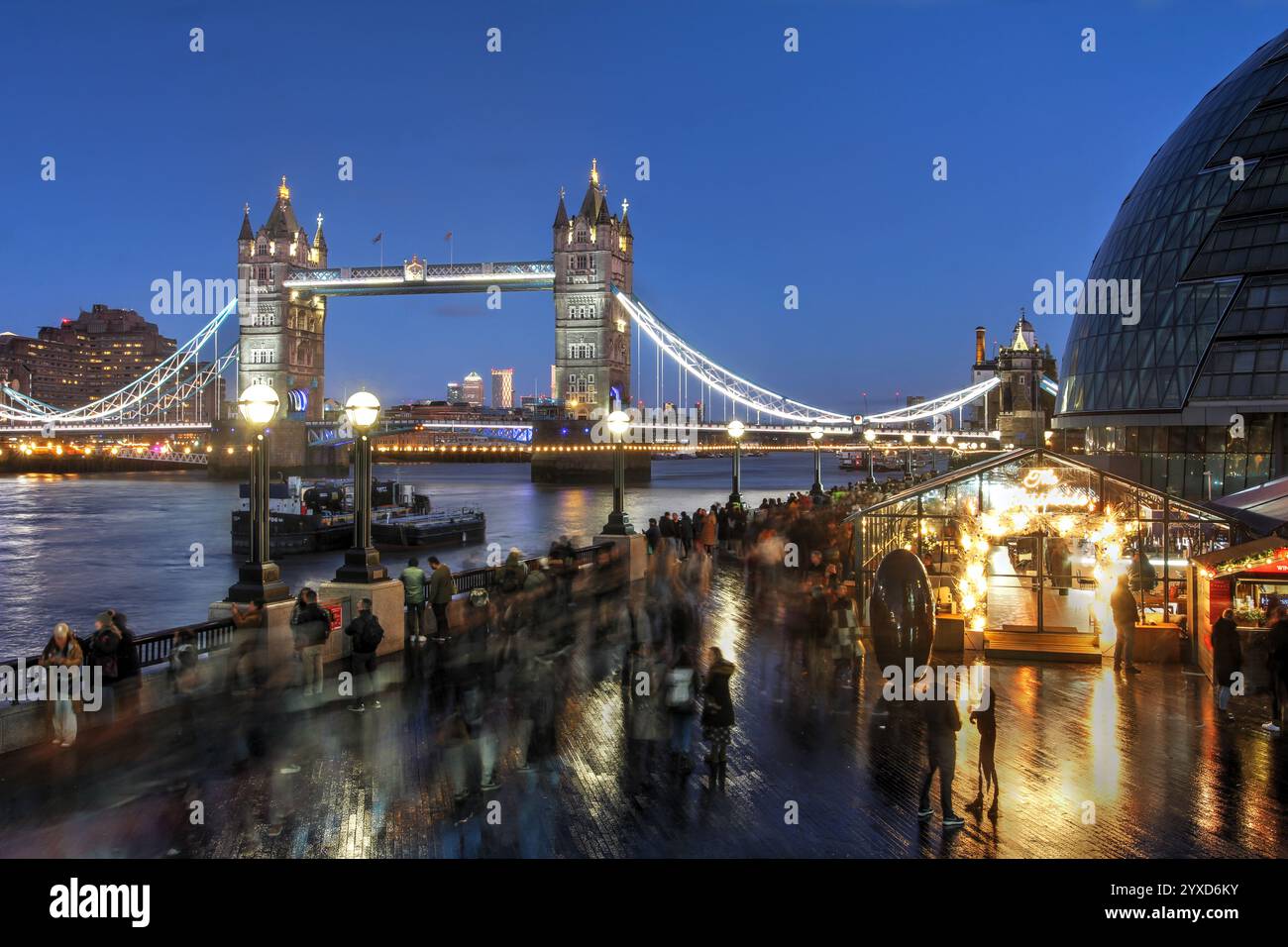 London Tower Bridge und Weihnachtsmarkt am Fluss, Großbritannien. Stockfoto