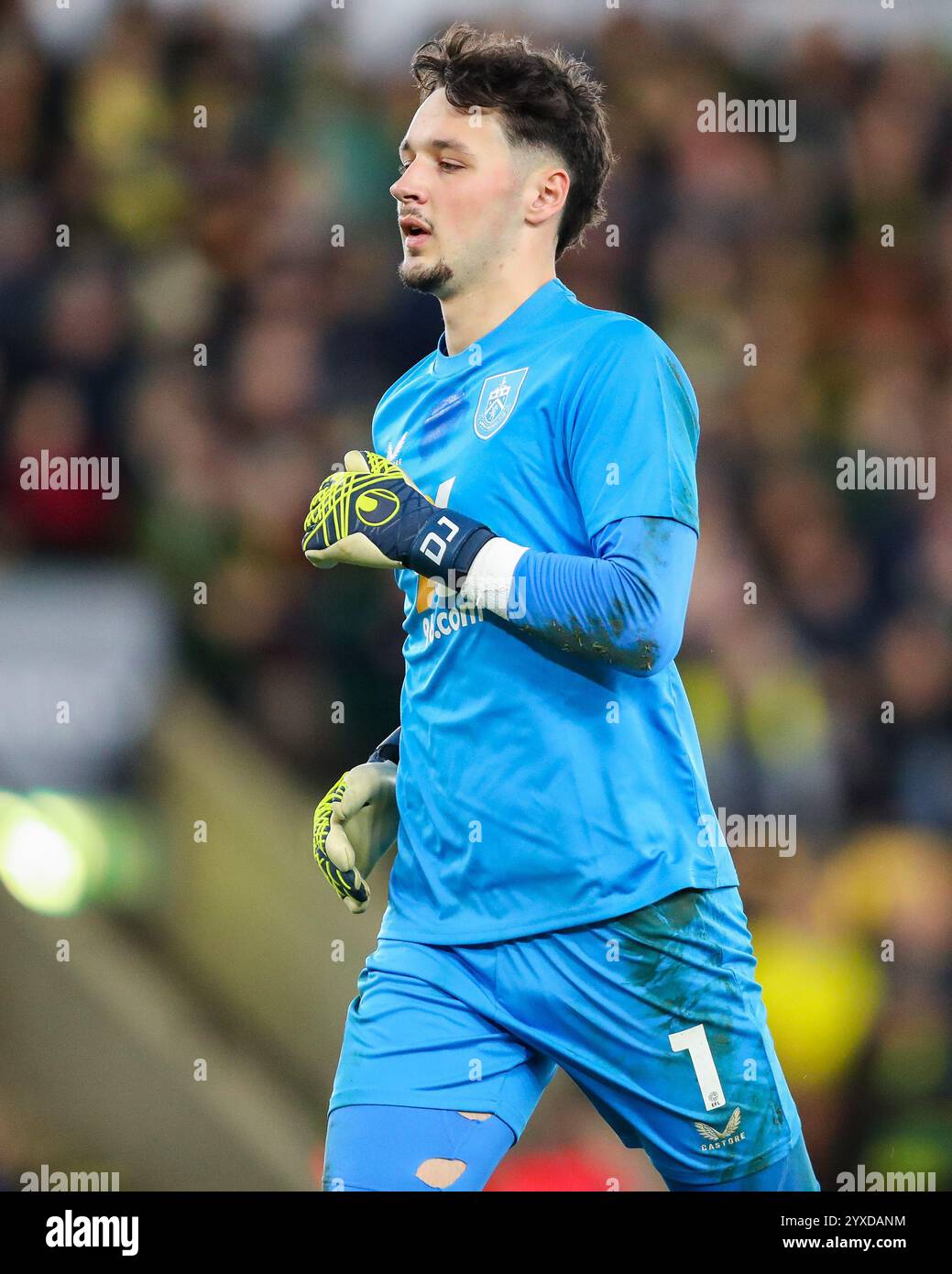 James Trafford aus Burnley in Aktion während des Sky Bet Championship Matches Norwich City gegen Burnley at Carrow Road, Norwich, Vereinigtes Königreich, 15. Dezember 2024 (Foto: Izzy Poles/News Images) Stockfoto