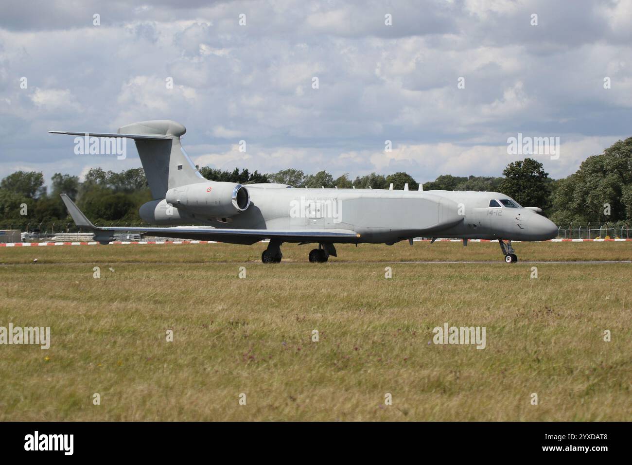 MM62303 (14-12), ein Gulfstream E-550A, der von der italienischen Luftwaffe (Aeronautica Militare) betrieben wird und von der RAF Fairford in Gloucestershire, England, nach Teilnahme am Royal International Air Tattoo 2023 (RIAT23) abreist. Stockfoto