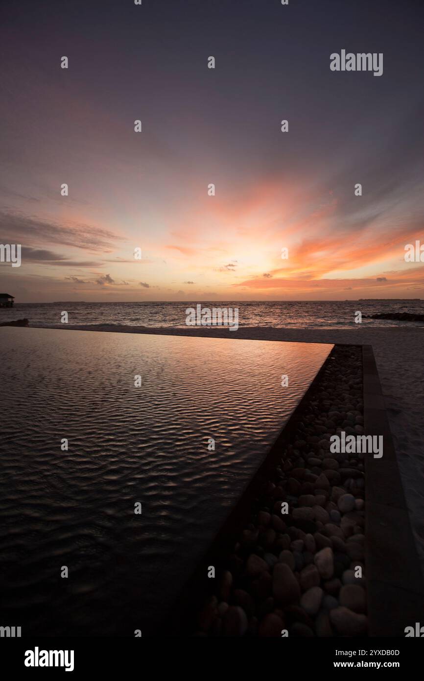 Sonnenaufgang in einem Infinity Pool Stockfoto Sonnenaufgang in einem Infinity Pool Stockfoto