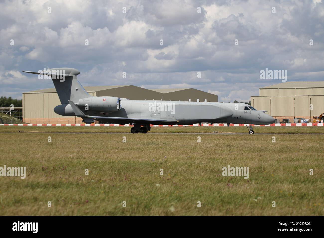 MM62303 (14-12), ein Gulfstream E-550A, der von der italienischen Luftwaffe (Aeronautica Militare) betrieben wird und von der RAF Fairford in Gloucestershire, England, nach Teilnahme am Royal International Air Tattoo 2023 (RIAT23) abreist. Stockfoto