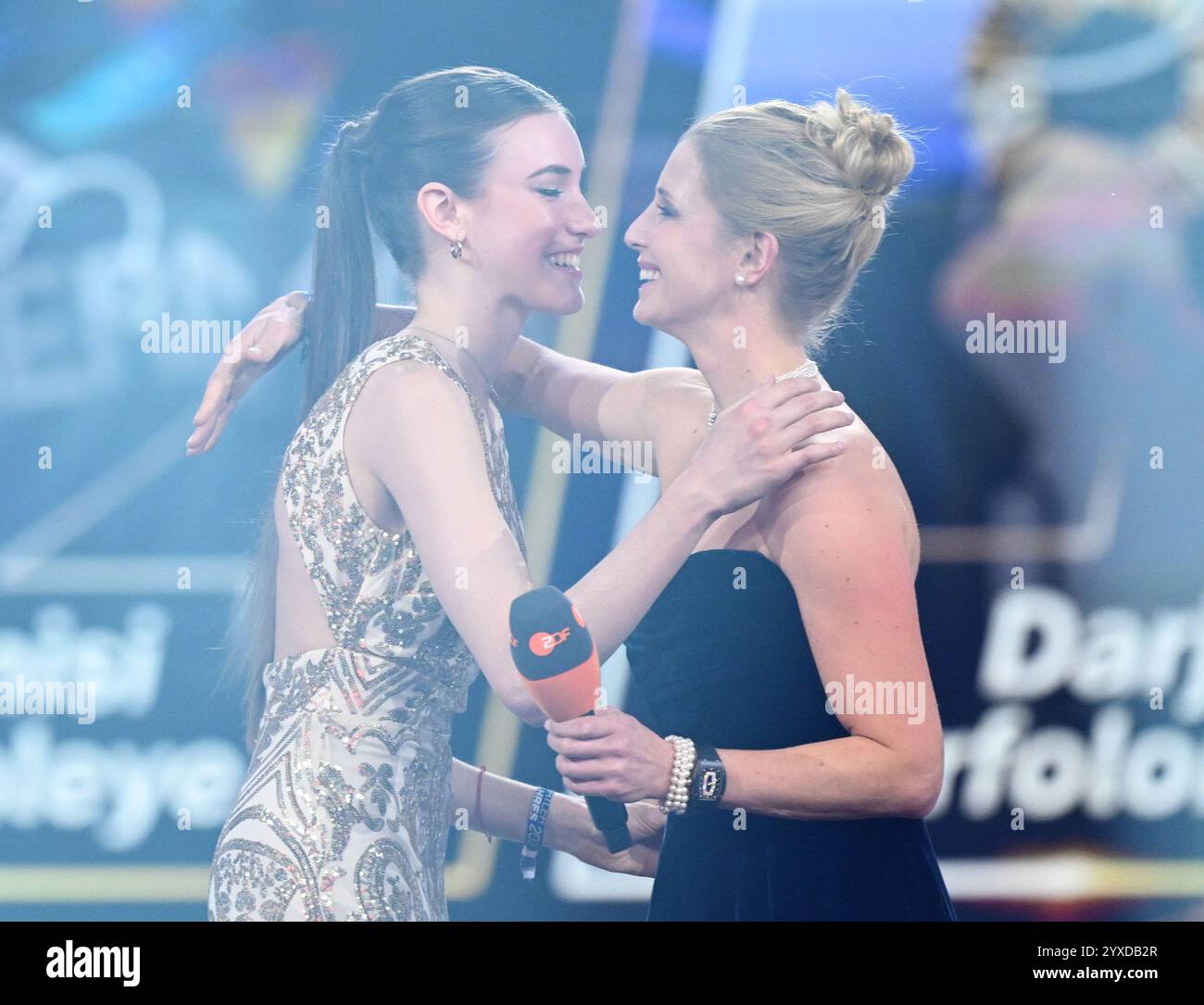 Baden Baden, Deutschland. Dezember 2024. Sportturnerin Darja Varfolomev (l) nimmt die Glückwünsche der besiegten Dressurreiterin Jessica von Bredow-Werndl (r) bei der Gala „Athlet of the Year“ im Kurhaus entgegen. Quelle: Bernd Weißbrod/dpa/Alamy Live News Stockfoto