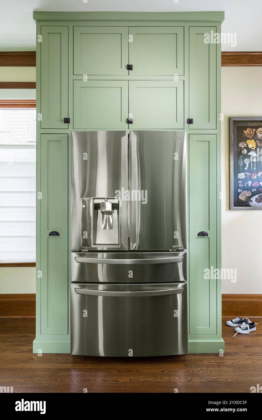 Maßgefertigter Pantry-Schrank umgibt LG French Door Kühlschrank Stockfoto
