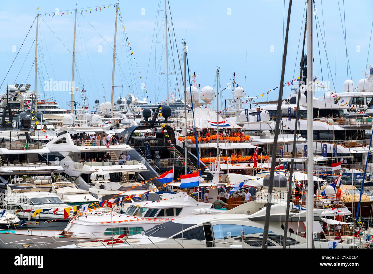 Die Luxusyachten sind eng zusammengepackt, wenn sie während des Rennwochenendes im Hafen von Port Hercules an der Mittelmeerküste in Monte Carlo, Monaco, feiern. Stockfoto