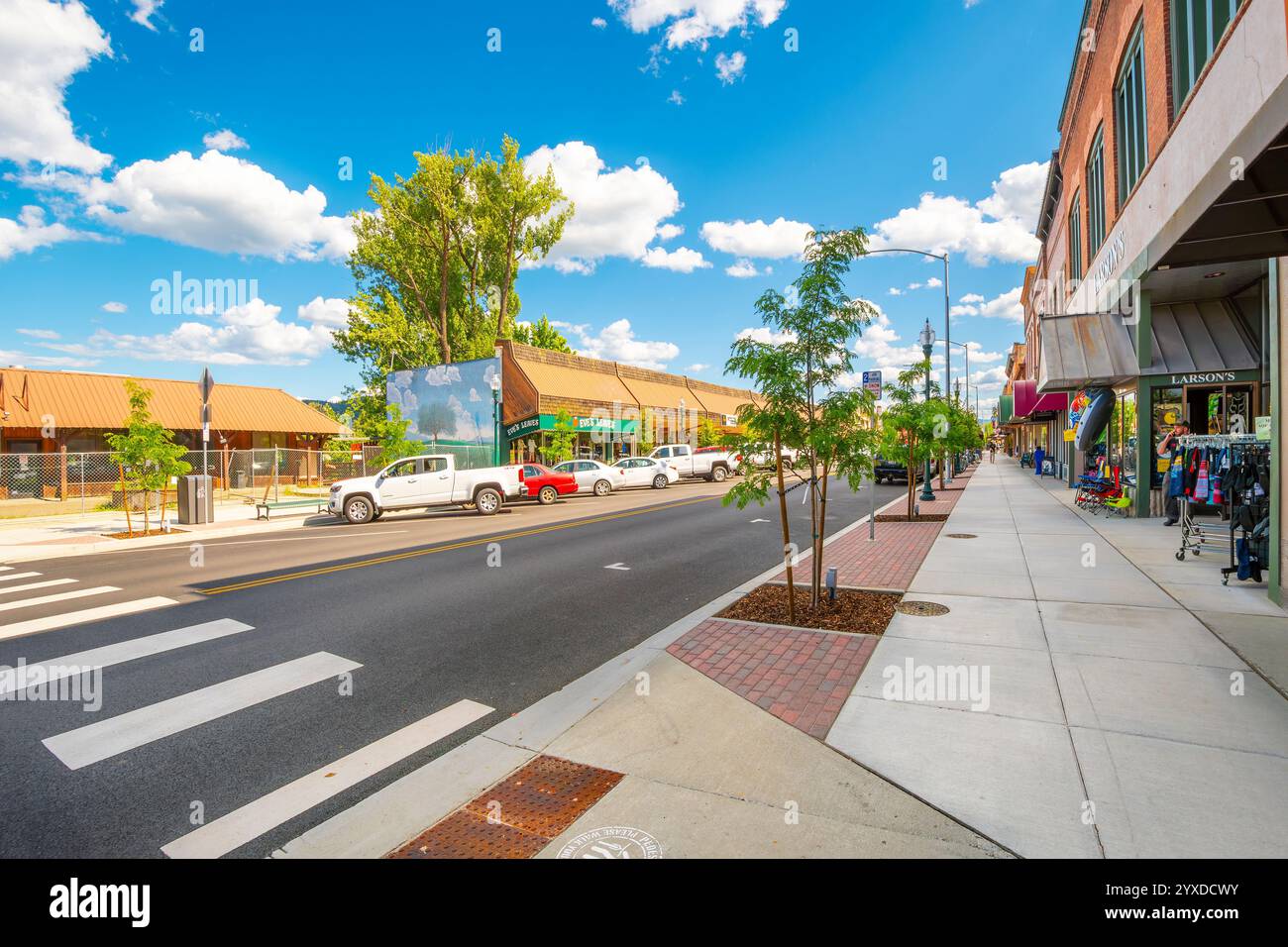 First Avenue, die Hauptstraße durch die Innenstadt von Sandpoint, Idaho, an einem Sommertag in der Region North Idaho Panhandle. Stockfoto