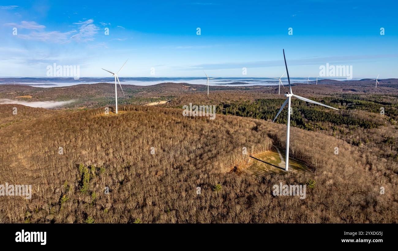 Ein Windpark auf den Bergen mit Windrädern an einem größtenteils sonnigen Tag. Stockfoto