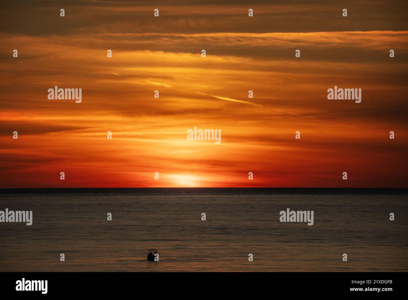 Sonnenuntergang (oder Sonnenuntergang) mit einem Boot auf Marco Island, Golf von Mexiko, Florida Stockfoto