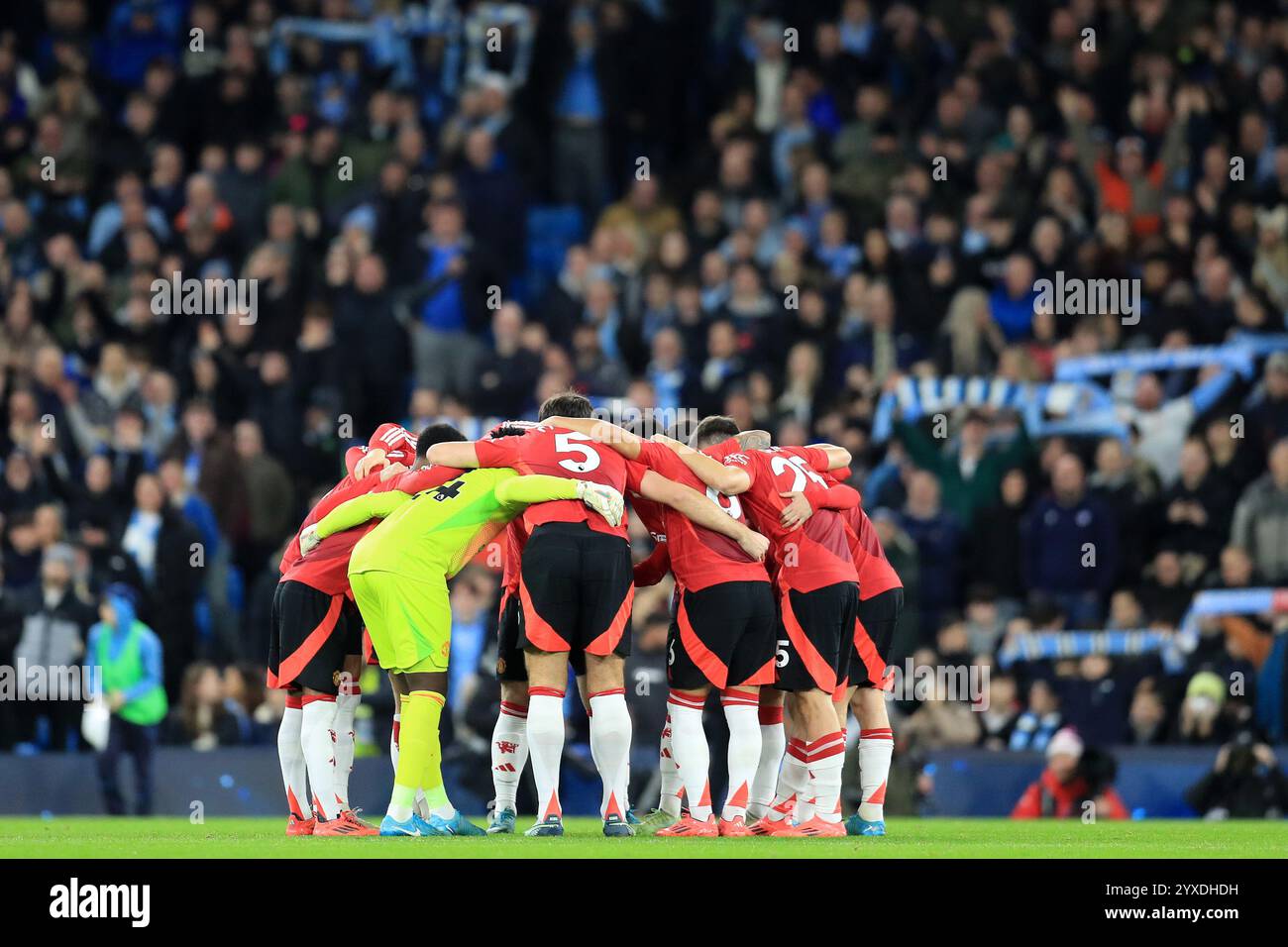 Etihad Stadium, Manchester, Großbritannien. Dezember 2024. Premier League Football, Manchester City gegen Manchester United; Spieler aus Manchester City bilden vor dem Anstoß eine Zusammenkunft. Credit: Action Plus Sports/Alamy Live News Stockfoto