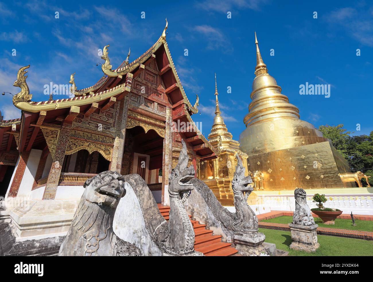 Kapelle und goldene Pagode im Wat Phra Singh Woramahawihan, Chiang Mai, Thailand Stockfoto
