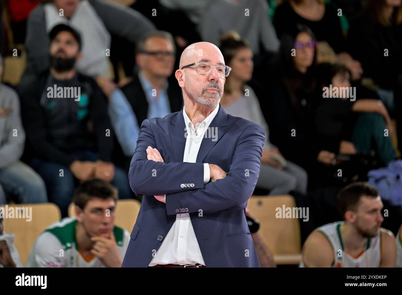 Monaco, Monaco. Dezember 2024. Eric Girard, Trainer von Le Portel, wurde beim Spiel der Betclic Elite zwischen AS Monaco und ESSM Le Portel in Gaston Medecin Hall gesehen. Endergebnis: AS Monaco 78 - 56 ESSM Le Portel (Foto: Laurent Coust/SOPA Images/SIPA USA) Credit: SIPA USA/Alamy Live News Stockfoto