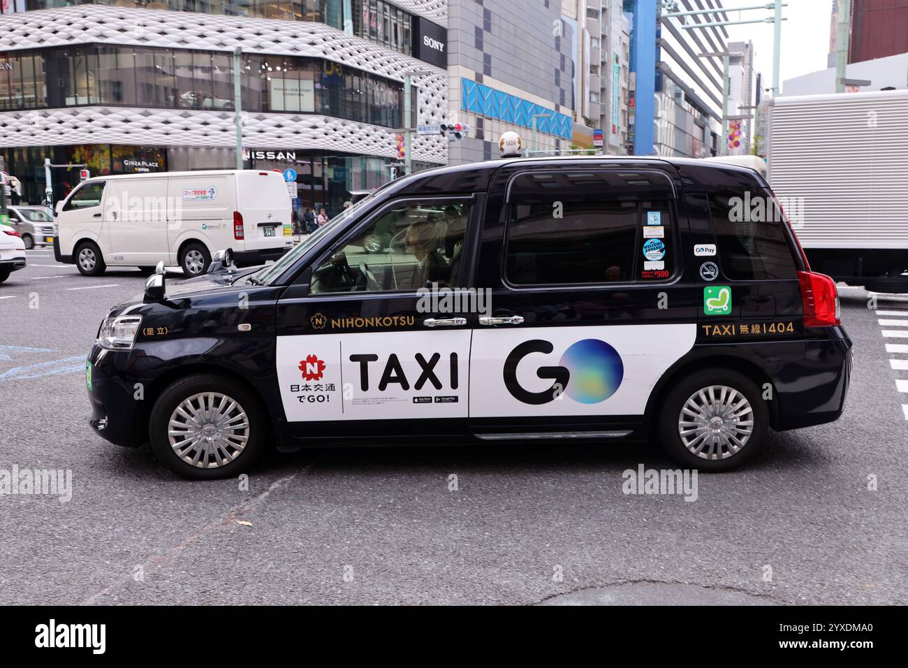 Schwarzes japanisches Taxi Fahren Sie mit dem Taxi durch Ginza, Tokio, Japan Stockfoto