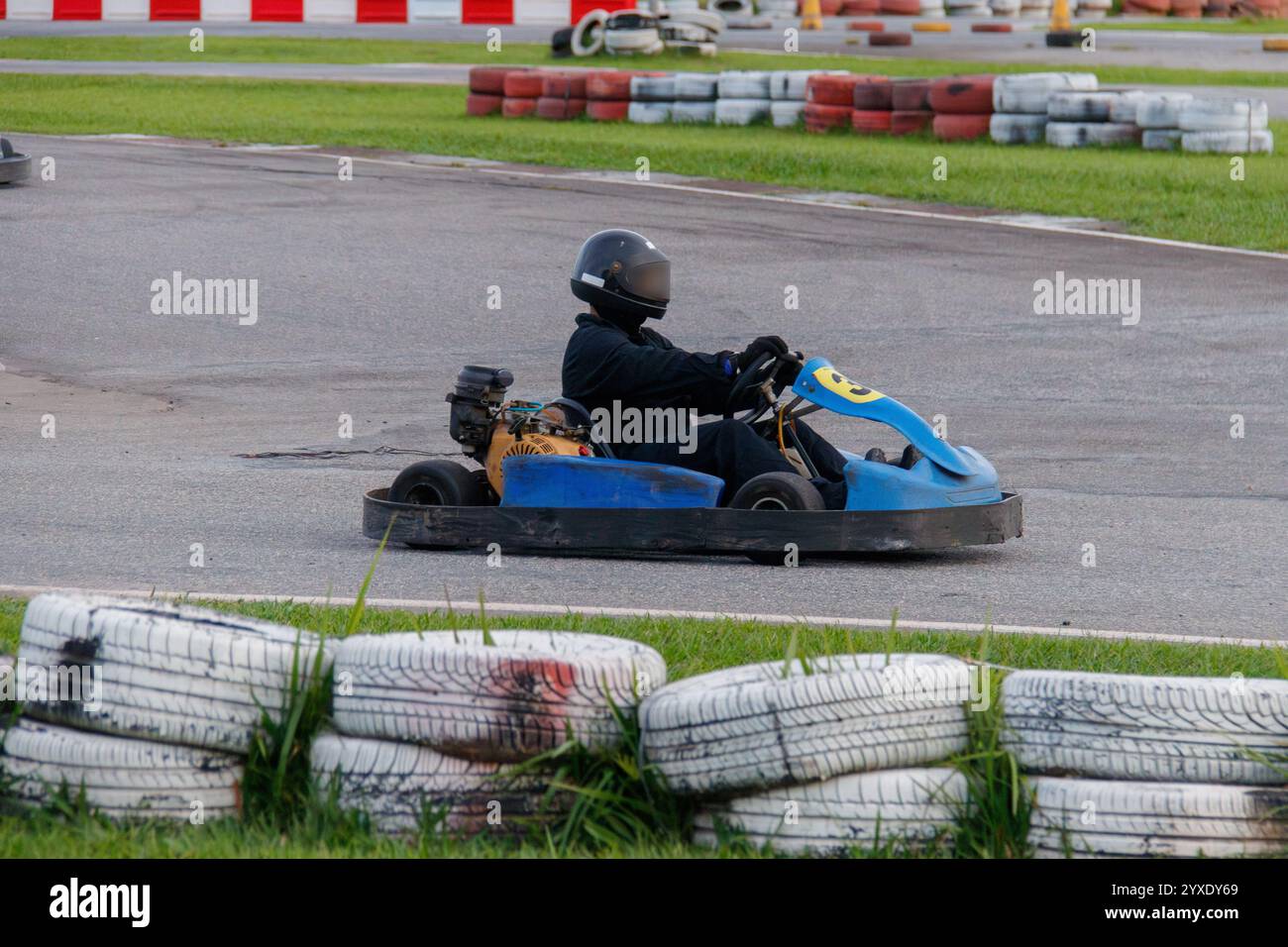 Mann, der auf einem Gokart in Rio de Janeiro, Brasilien, fährt. Stockfoto