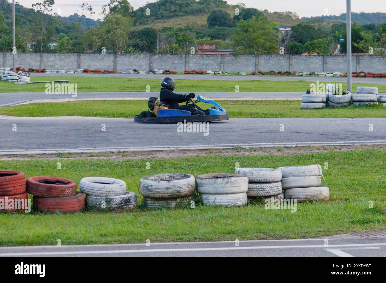 Mann, der auf einem Gokart in Rio de Janeiro, Brasilien, fährt. Stockfoto