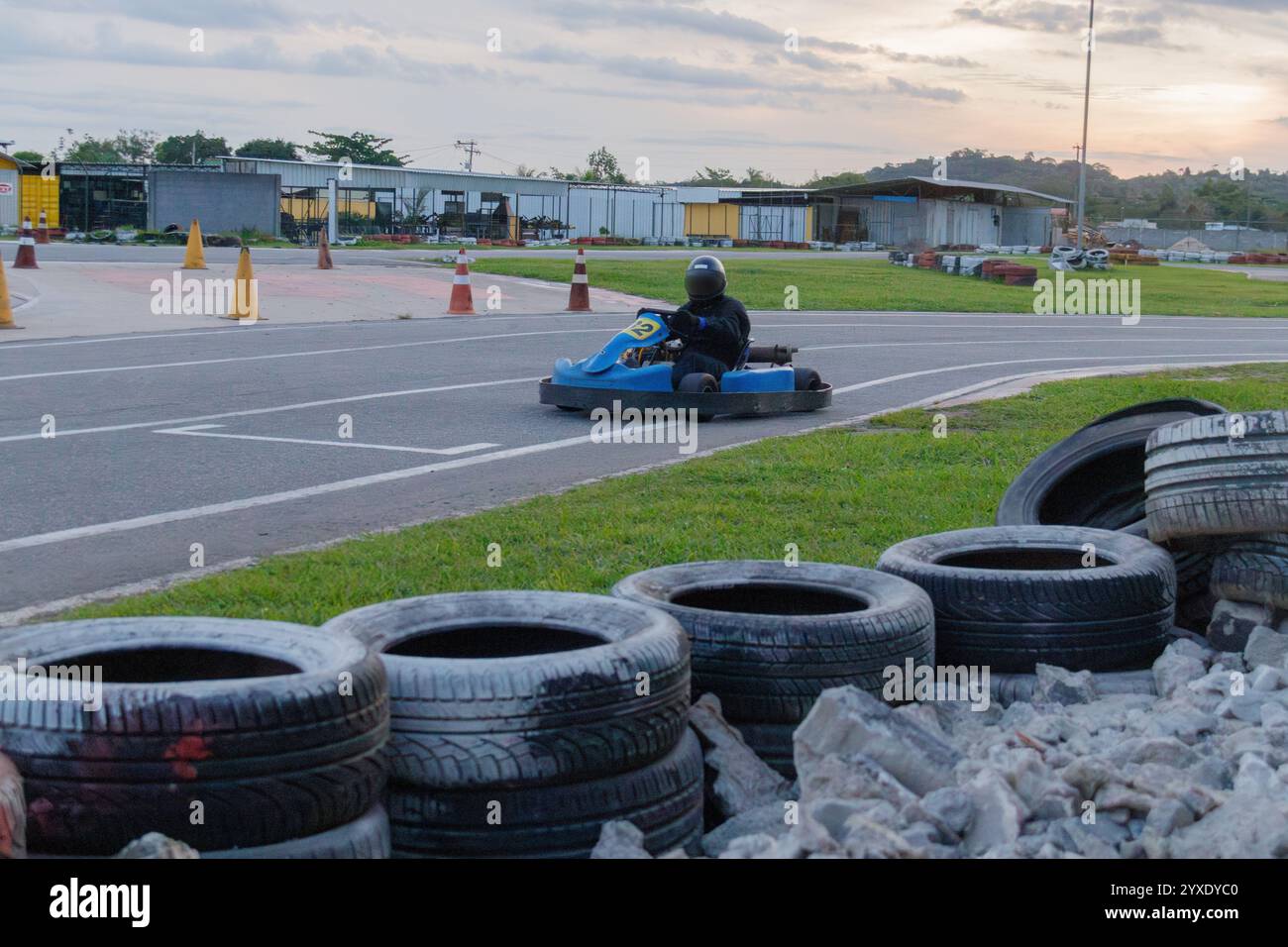 Mann, der auf einem Gokart in Rio de Janeiro, Brasilien, fährt. Stockfoto