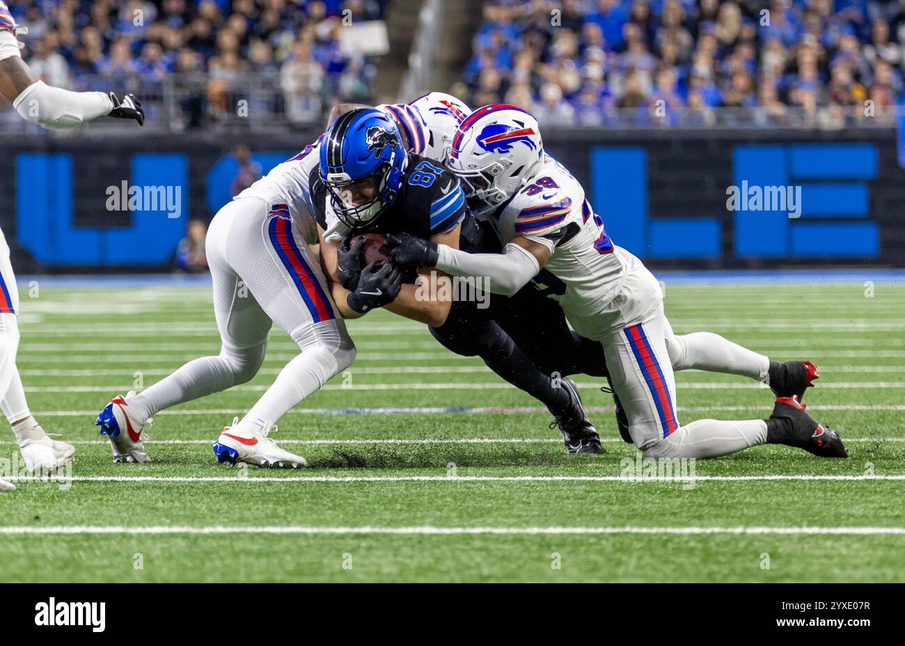 Detroit, Usa. Dezember 2024. Detroit Lions TE Sam Laporta trägt den Ball im vierten Quartal gegen die Buffalo Bills im Ford Field in Detroit, Michigan am Sonntag, den 15. Dezember 2024. Foto: Rena Laverty/UPI Credit: UPI/Alamy Live News Stockfoto