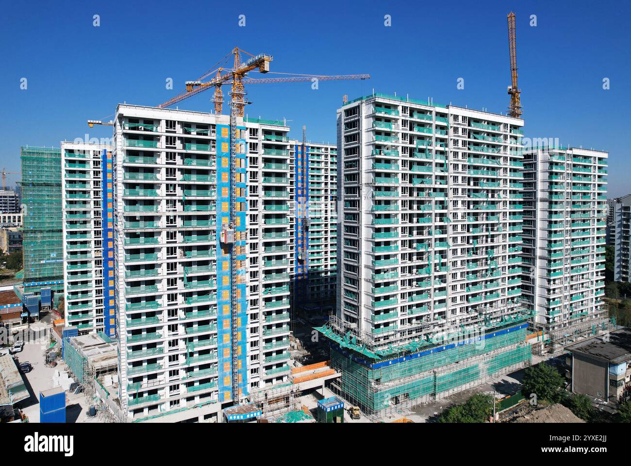 HANGZHOU, CHINA - 16. DEZEMBER 2024 - Foto vom 16. Dezember 2024 zeigt einen neu gebauten Wohnkomplex in Hangzhou, der ostchinesischen Provinz Zhejiang. Stockfoto