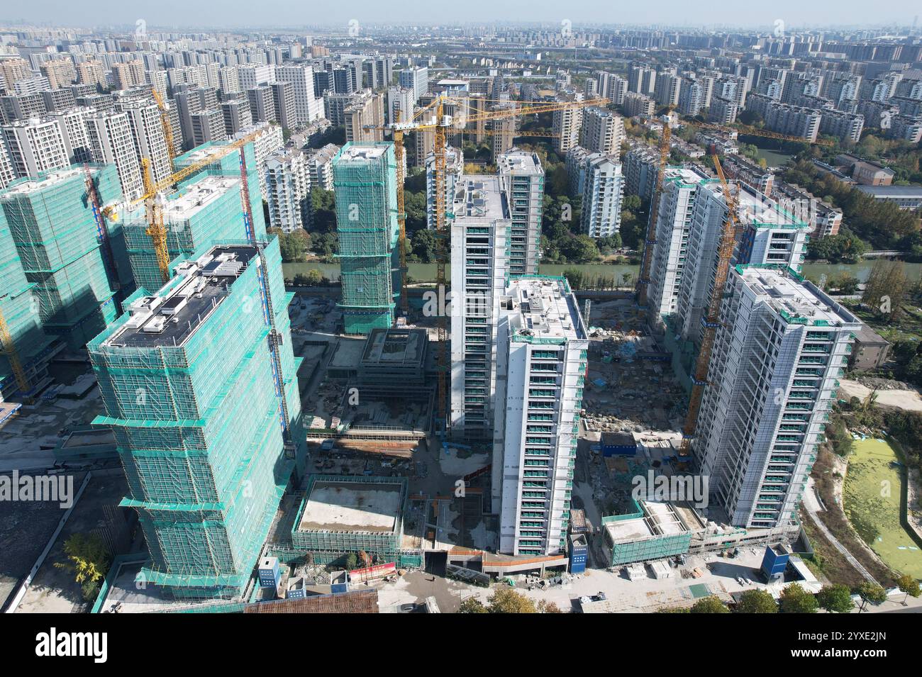 HANGZHOU, CHINA - 16. DEZEMBER 2024 - Foto vom 16. Dezember 2024 zeigt einen neu gebauten Wohnkomplex in Hangzhou, der ostchinesischen Provinz Zhejiang. Stockfoto