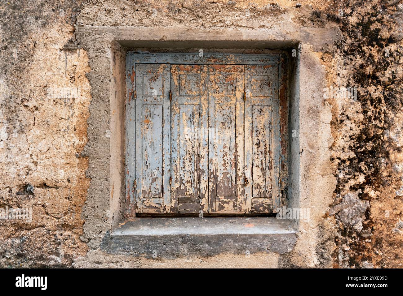Farbe blättert von alten Holzfenstern ab Stockfoto