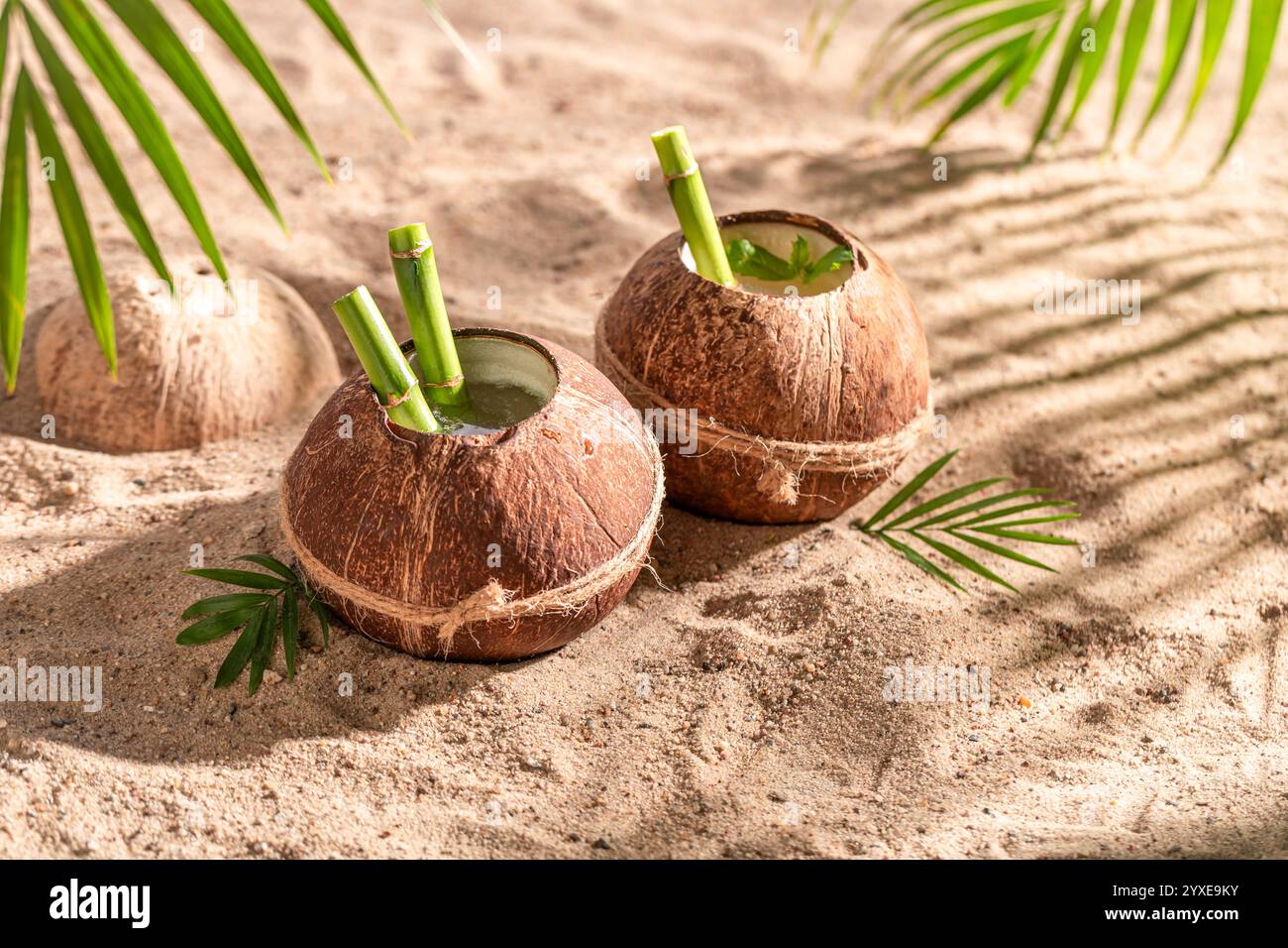 Köstliche und gesunde Pinacolada in Kokos serviert mit Strohhalm. Getränke werden an einem exotischen Strand serviert. Stockfoto