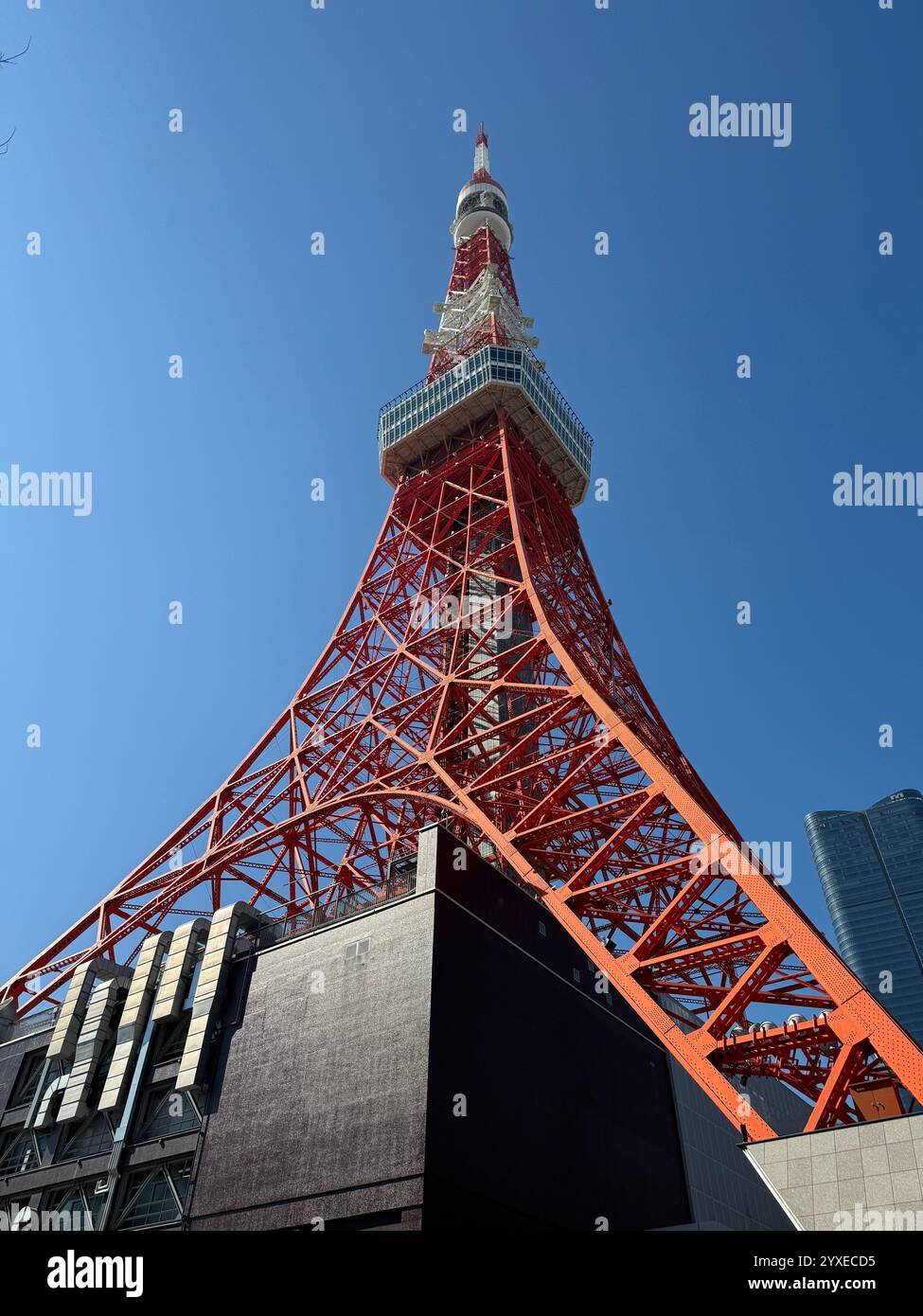 Tokyo Tower in Japan - Smartphone-aufgenommenes Stockfoto