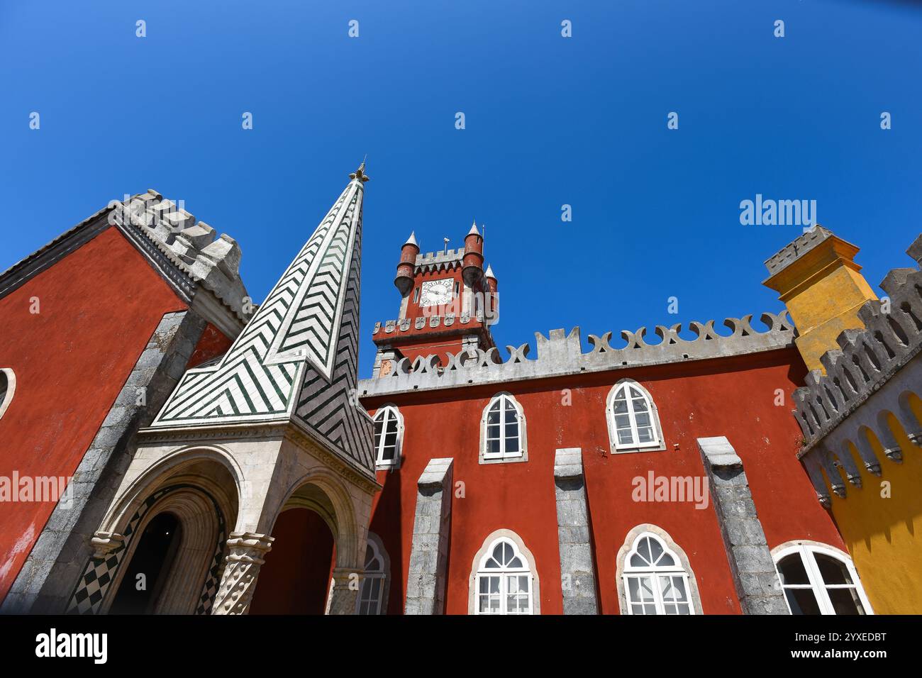 Die lebendige Fassade des Pena Palace vor einem klaren Himmel - Sintra, Portugal Stockfoto