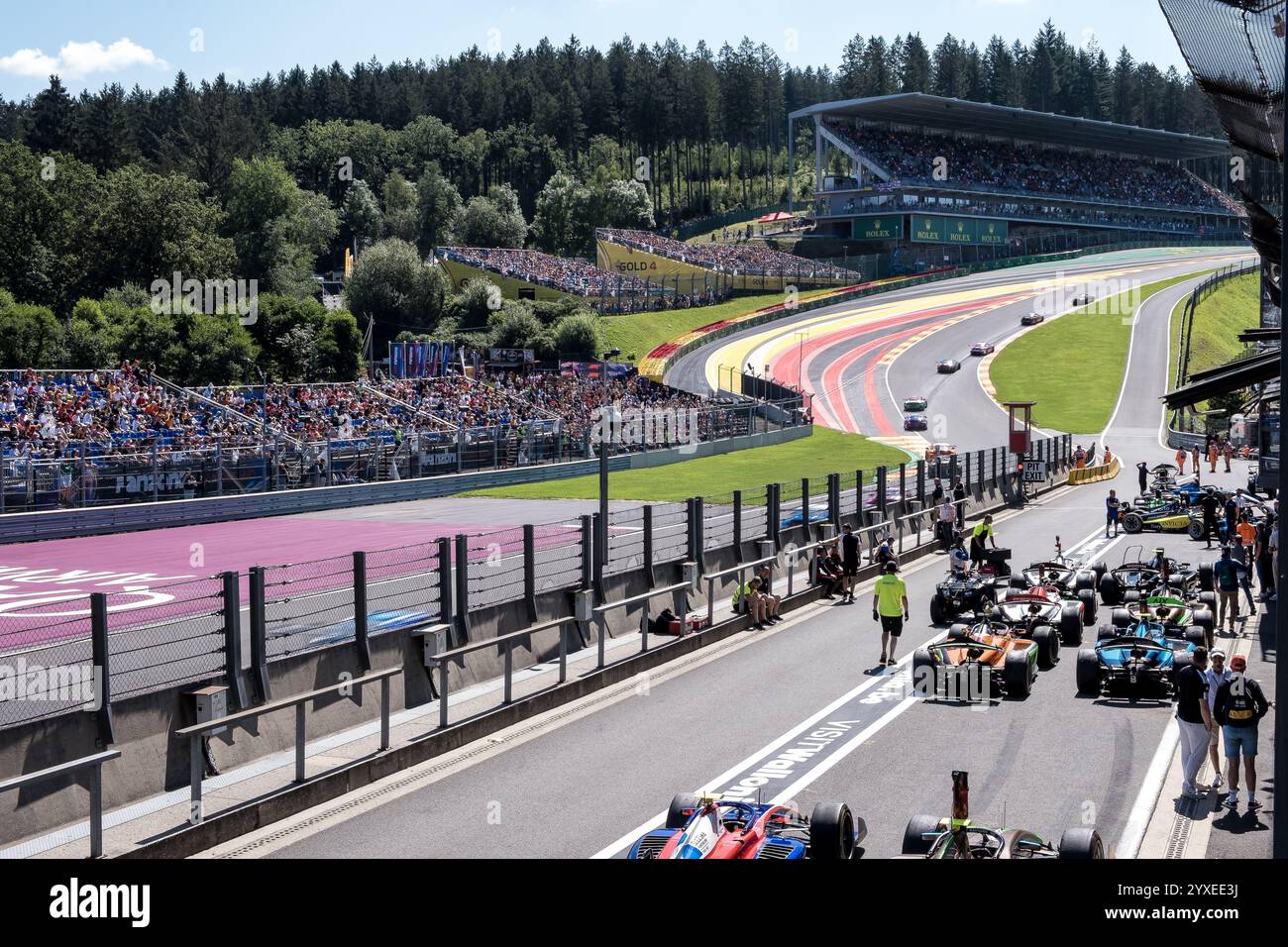 Blick auf den Renntag auf dem berühmten Circuit de Spa-Francorchamps, einer Rennstrecke in Francorchamps, Stavelot, Wallonien, Belgien. Stockfoto